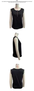 Trois vues du haut noir sans manches avec bordure en dentelle et boutons décoratifs