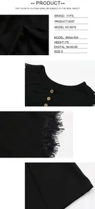 Détail du gilet noir en tricot avec bordure en dentelle et trois boutons en bois au col