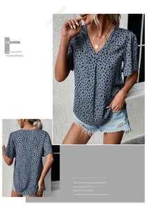 Detail der marineblauen Bluse mit Leopardenmuster, V-Ausschnitt und Glockenärmeln