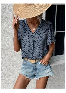 V-Ausschnitt Oberteil mit Leopardenmuster in Graublau kombiniert mit Denim-Shorts