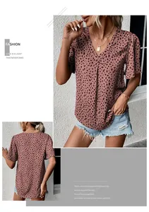 Detail der V-Ausschnitt-Bluse mit Leopardenmuster und Rüschenärmeln in Rosa-Beige