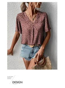 Detailansicht des rosa V-Ausschnitt-Tops mit Leopardenmuster und Denim-Shorts