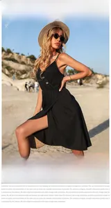 Détail d'une robe d'été noire avec col en V, plis à la taille et boutons décoratifs