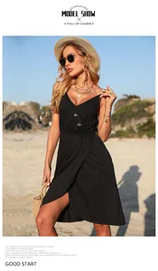 Détail d'une robe cache-cœur noire avec col en V, boutons décoratifs et jupe asymétrique