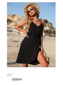 Détail de robe d'été noire à col en V avec boutons ambre et taille élastique