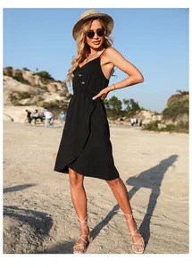 Gros plan de la robe noire à col en V avec taille élastique et détail de bouton latéral