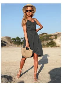 Détail de robe d'été col en V avec boutons en bois et taille élastique en tissu gris foncé