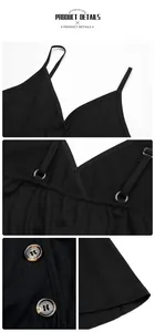 Détails du décolleté en V, fines bretelles avec anneaux et boutons en résine sur robe noire
