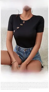 Detail van geribbelde bodysuit met houten knopen en denim short met omgeslagen zoom
