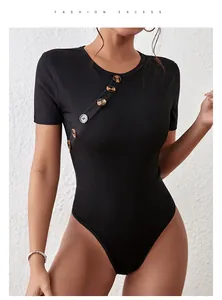 Detail van geribbelde bodysuit met een diagonale rij decoratieve knopen op zwarte stof