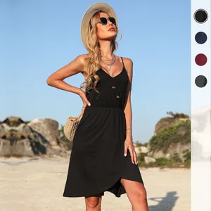 Robe d'été noire à col en V pour femme avec boutons et ourlet asymétrique sur une plage