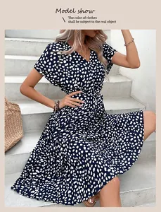 Présentation d'une robe noire décontractée à col en V avec imprimé floral blanc