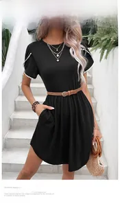 Détail d'une robe t-shirt noire avec manches en dentelle blanche et ceinture tressée brune