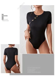 Detail van geribbelde bodysuit met korte mouwen en schildpadknopen op de borst