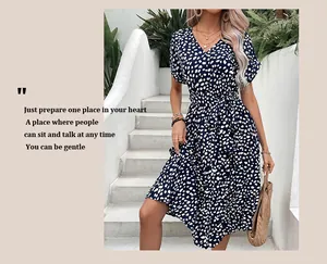 Détail de l'encolure en V et de la ceinture sur cette robe d'été bleu marine à fleurs