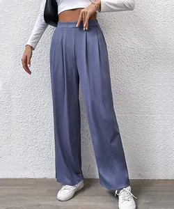 Détail du pantalon large à taille haute gris-bleu avec un tissu plissé élégant