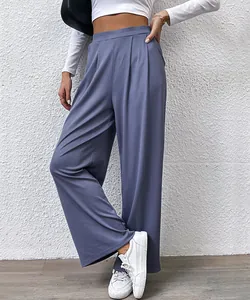 Détail du pantalon large à taille haute en bleu poudré avec texture plissée