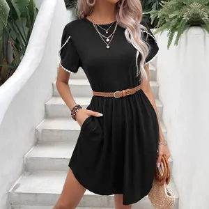 Robe t-shirt trapèze noire pour femme avec manches pétales, ceinture tressée et poches