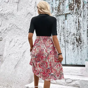 Ensemble d'été rétro pour femme avec haut noir à col haut et jupe trapèze à motif paisley
