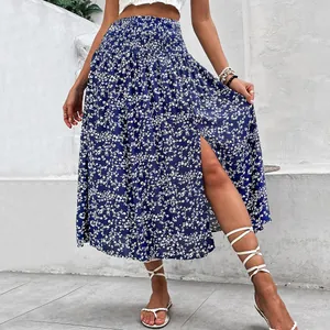 Lange bloemenrok met hoge taille in marineblauw met zijsplit en gesmokte tailleband