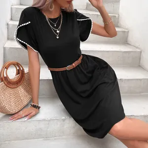 Robe t-shirt trapèze noire pour femme avec manches pétales et ceinture tressée