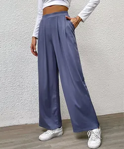 Vue détaillée du pantalon large taille haute montrant la texture côtelée et les poches de côté
