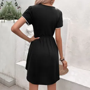 Robe t-shirt noire trapèze avec manches en dentelle à pompons blancs et taille haute élastique