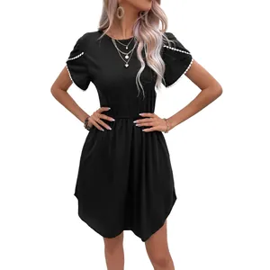 Robe t-shirt évasée noire pour femme avec manches pétales et taille élastique sur blanc