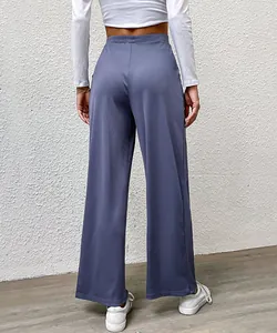 Vue arrière du pantalon large taille haute montrant la texture plissée et le drapé fluide