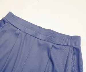 Détail de la texture côtelée et taille élastique sur pantalon large violet pour femme