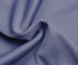 Gros plan sur un tissu en maille côtelée lilas montrant la texture douce et verticale