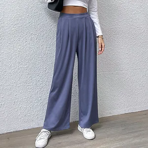 Pantalon large plissé bleu clair à taille haute pour un look décontracté chic en été