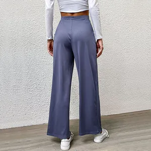 Vue arrière du pantalon élégant bleu-gris à taille haute et jambes larges plissé