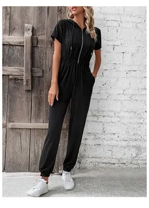 Détail d'un combishort noir pour femme avec capuche, fermeture éclair et taille élastique