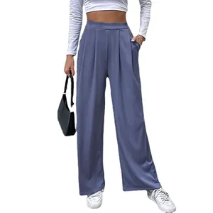 Pantalon large plissé bleu à taille haute pour femme avec un crop top blanc