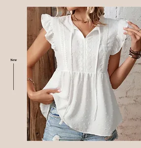 Detail der weißen ärmellosen Bluse mit Schweizer Punkttextur und Spitzenstickerei am V-Ausschnitt
