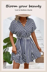 Détail d'une robe chemise à rayures bleues et blanches avec col en V et taille marquée
