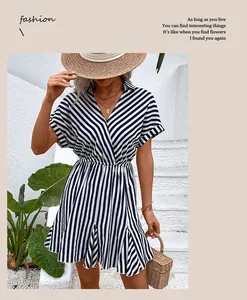 Détail de la robe d'été à rayures bleues et blanches avec col en V profond et ourlet à volants