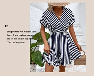 Détail d'une robe chemise rayée à col en V avec taille élastique et accessoires d'été