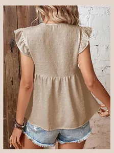 Detail der ärmellosen Bluse mit Rüschenärmeln, Swiss-Dot-Textur und Schößchen-Taille
