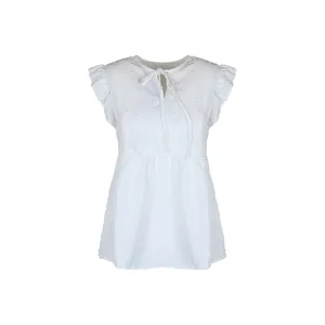 Detail der weißen Rüschenärmel-Bluse mit Spitzenstickerei und Punkte-Stoff