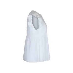 Nahaufnahme der weißen Damen Swiss-Dot-Bluse mit Rüschenärmeln und Babydoll-Struktur