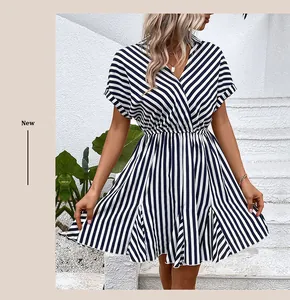 Détails d'une robe rayée bleu foncé à manches courtes avec col en V et taille plissée