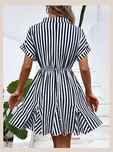 Détail de la robe chemise à rayures bleues et blanches avec col et taille plissée
