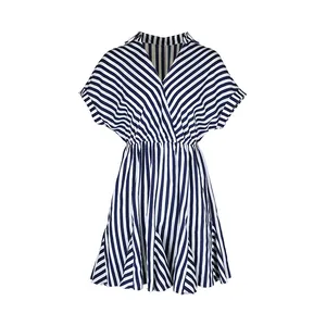 Détail d'une robe chemisier rayée bleu marine et blanc avec taille plissée pour l'été