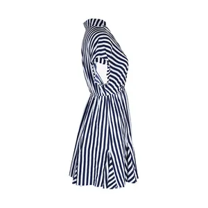 Vue latérale de la robe chemise à rayures bleues et blanches avec taille nouée et manches