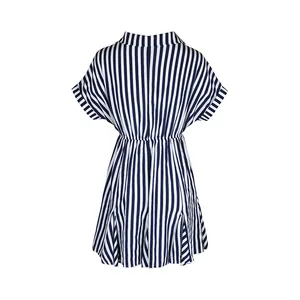 Détail de robe chemise à rayures bleu marine avec col à revers et taille élastique