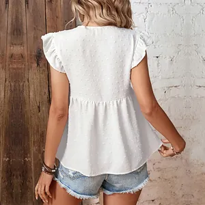 Rückansicht einer weißen Swiss-Dot-Bluse mit Rüschenärmeln und Schößchen-Taille
