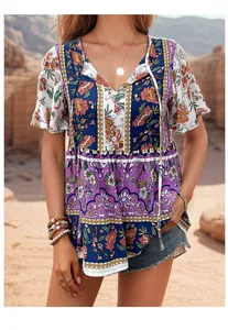 Λεπτομέρεια boho μπλούζας με φλοράλ τύπωμα, λαιμόκοψη V και κομψά κουμπιά