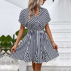 Robe d'été à manches courtes à rayures bleues et blanches avec col en V et taille nouée